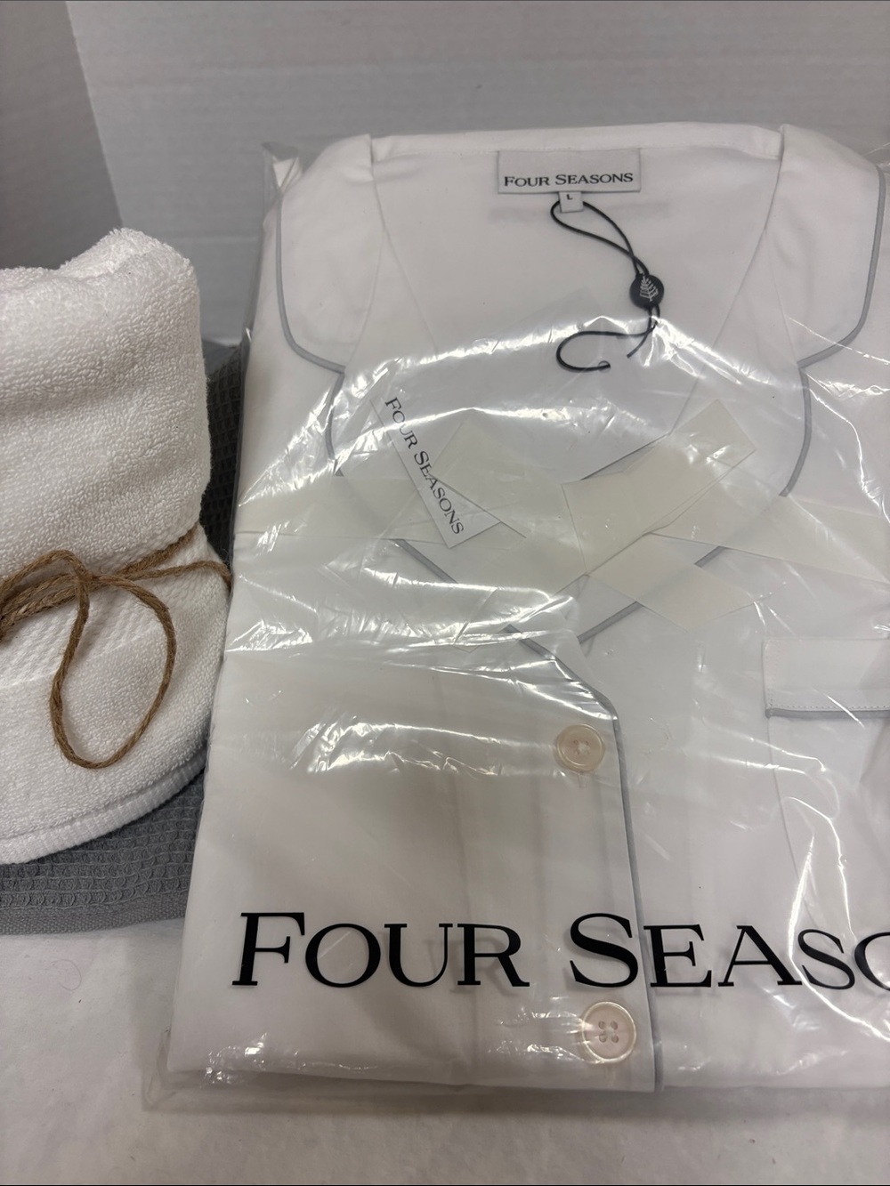 WOMEN'S HOTEL PAJAMA SET